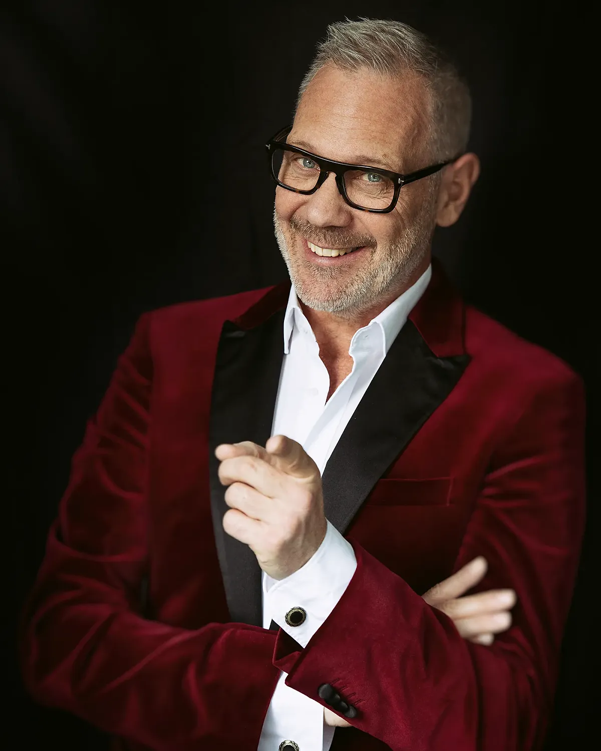 Thilo Wolf lächelnd im roten Smoking